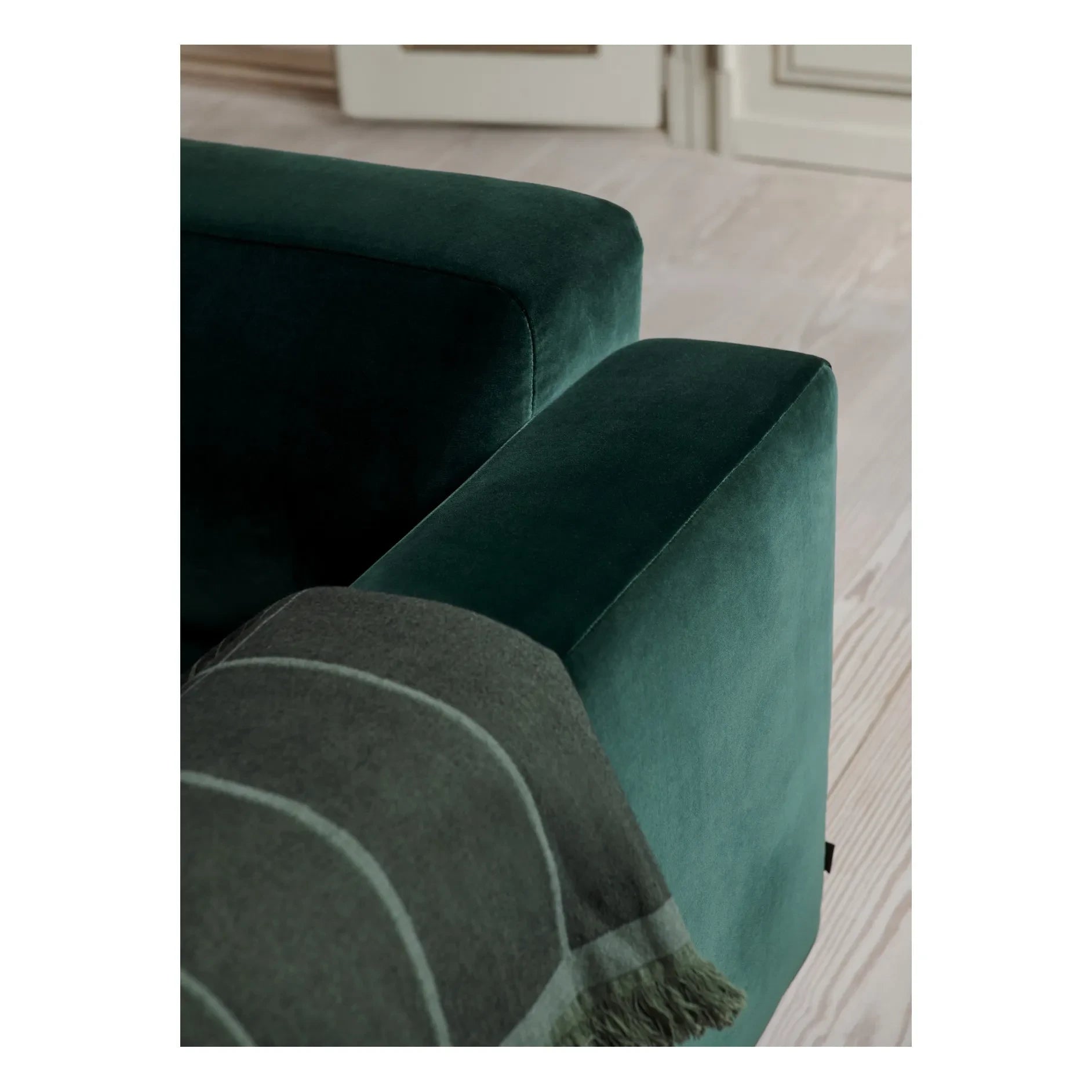 & Tradition - Develius EV1, 2-Sitzer Samt-Sofa | Waldgrün