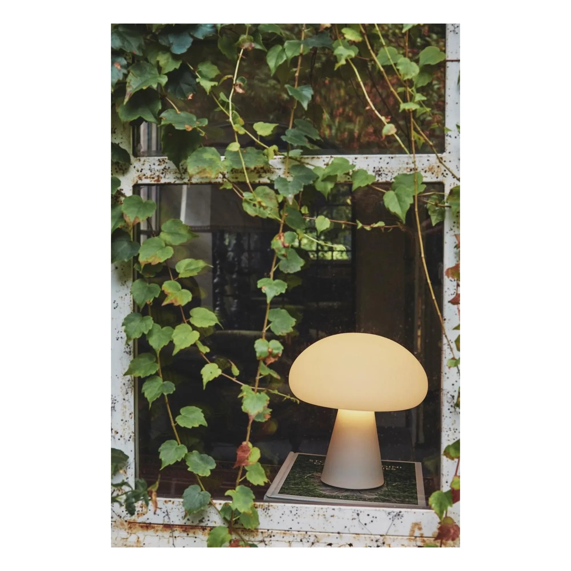 Gubi - Obello table lamp, Bill Curry | White