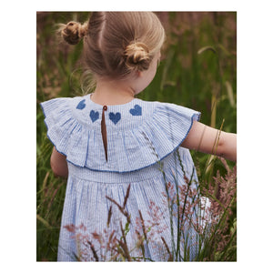 Copenhagen Colors – Gestreiftes Seersucker-Kleid aus Bio-Baumwolle | Hellblau