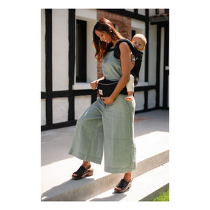 Mama Hangs - Carry & Bloom Babytrage | Schwarz