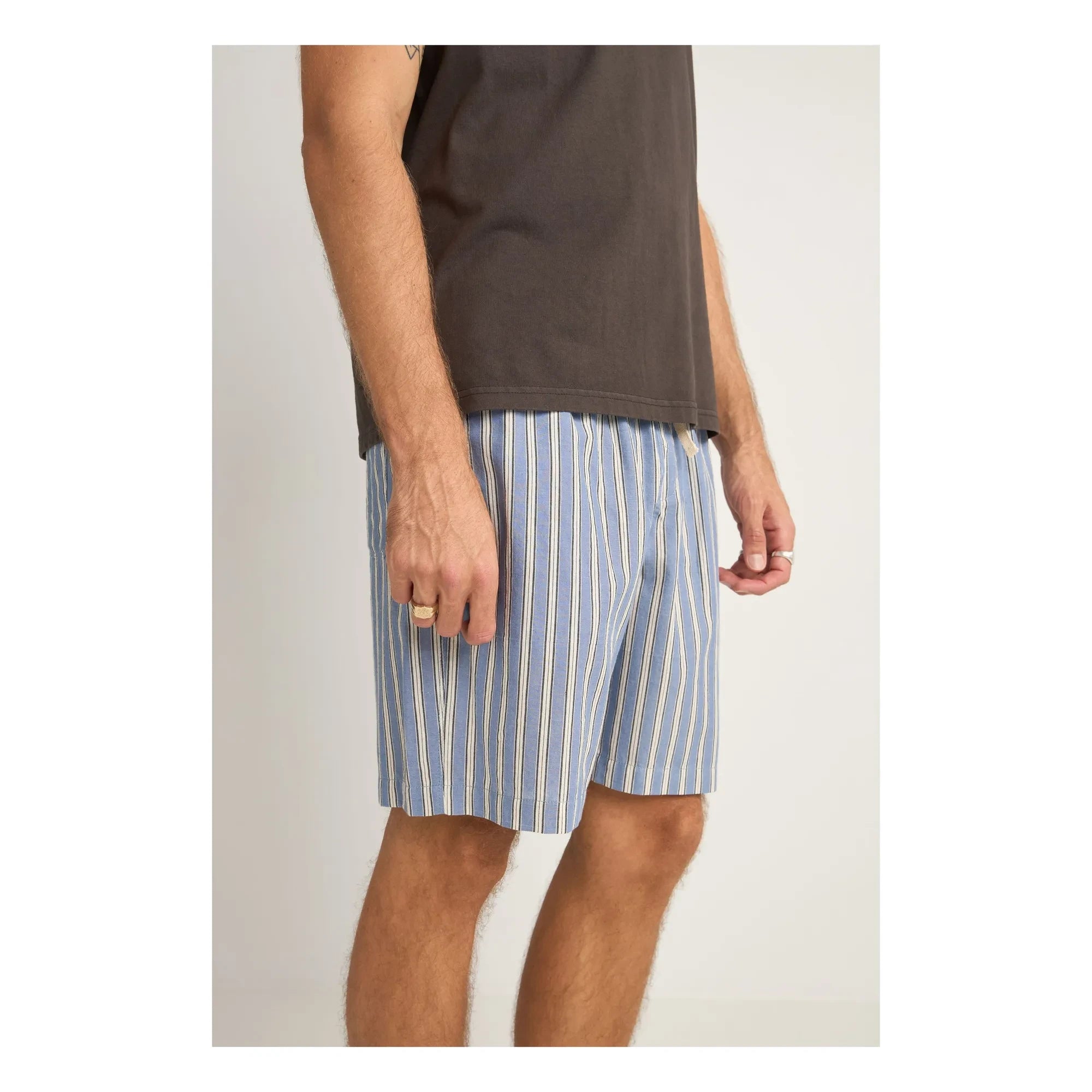 Rhythm – Blau gestreifte Strandshorts
