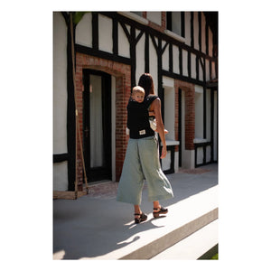 Mama Hangs - Carry & Bloom Babytrage | Schwarz