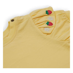 Goldie + Ace – Rüschen-T-Shirt mit Erdbeer-Details | Gelb