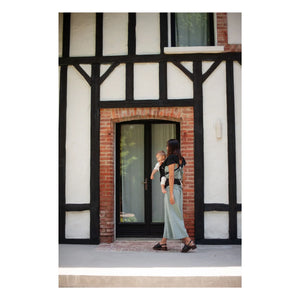 Mama Hangs - Carry & Bloom Babytrage | Schwarz