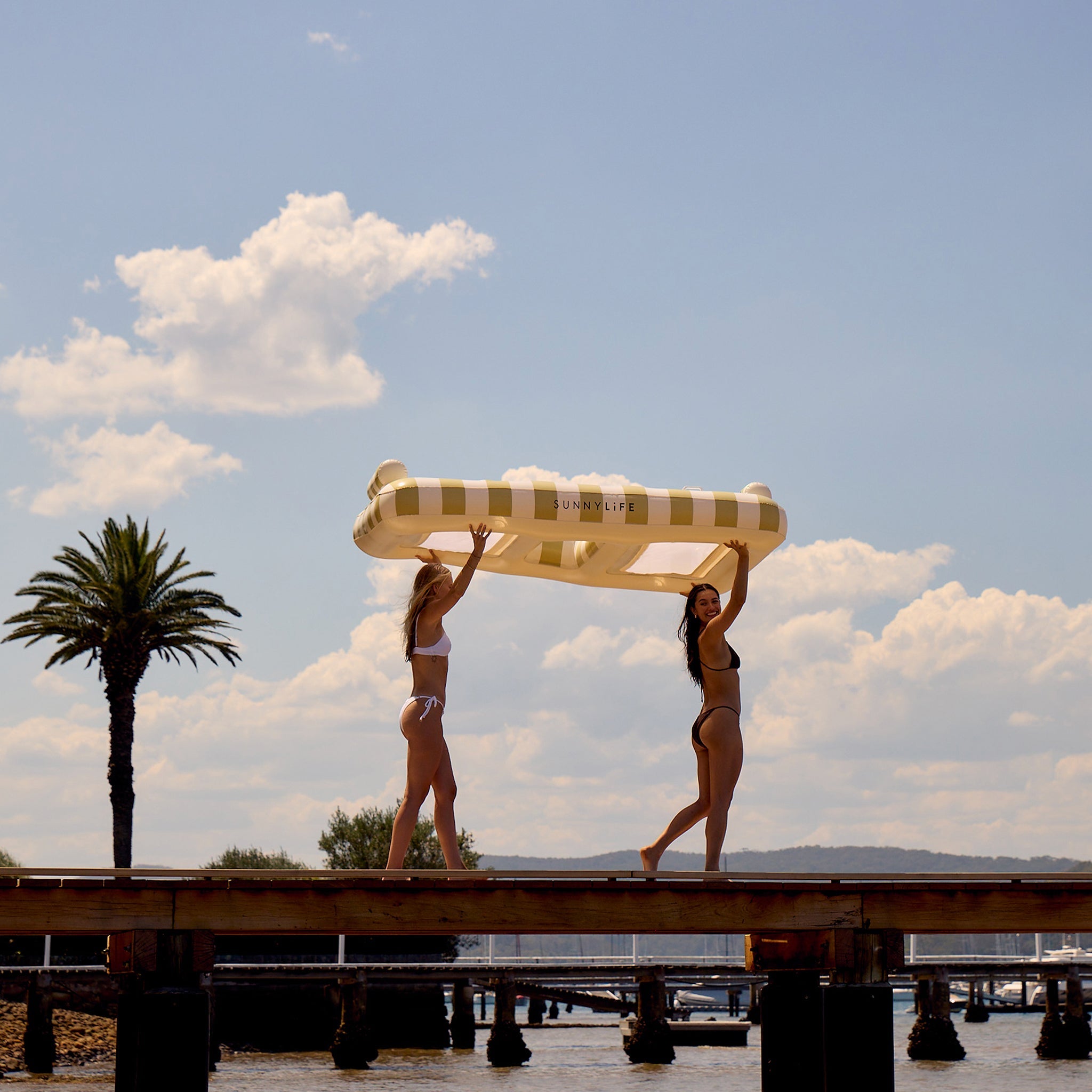 Sunnylife - Casa Sand Stripe दोहरी समुद्र और पूल गद्दा