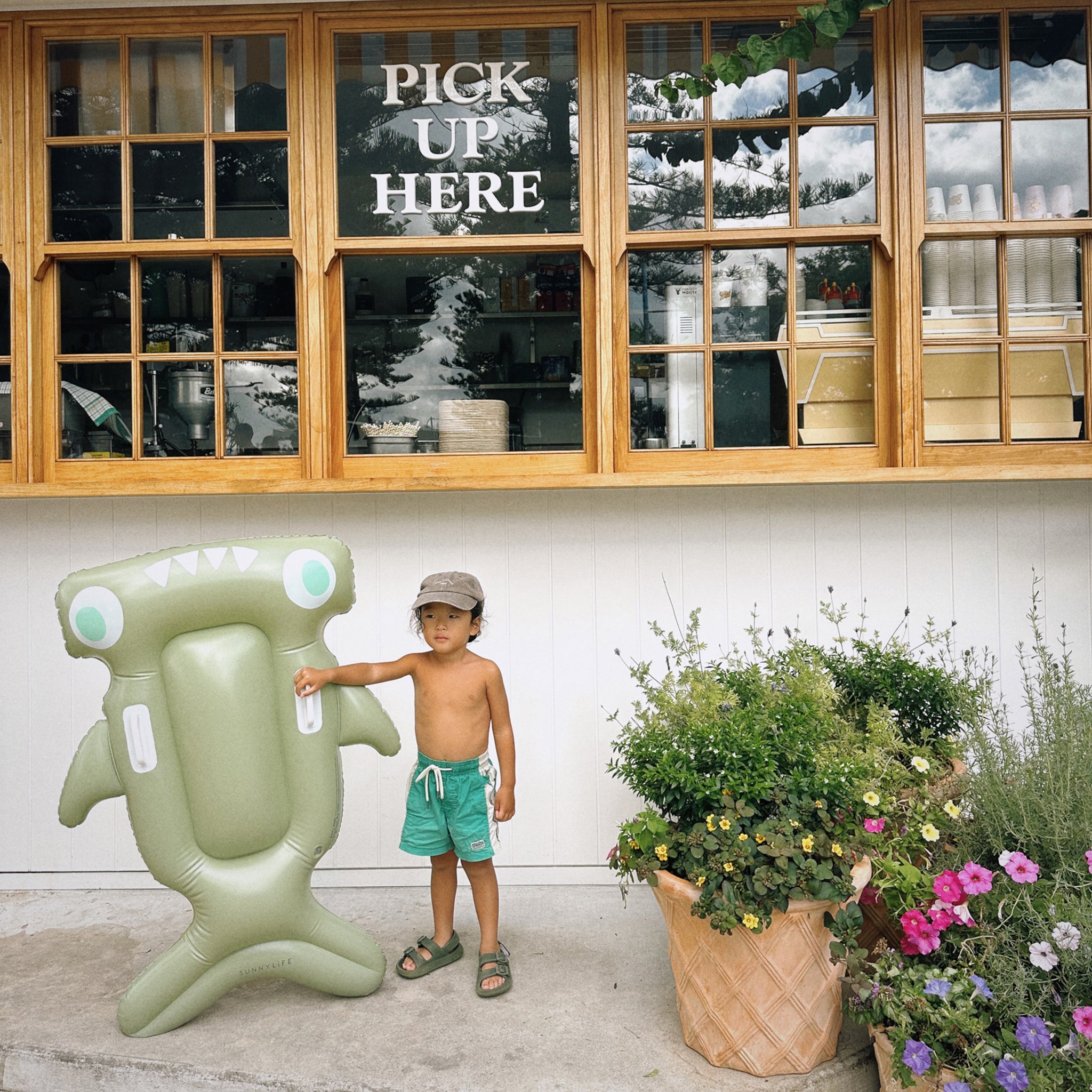 Sunnylife - Salty the Shark Şişme Deniz ve Havuz Çocuk Yatağı