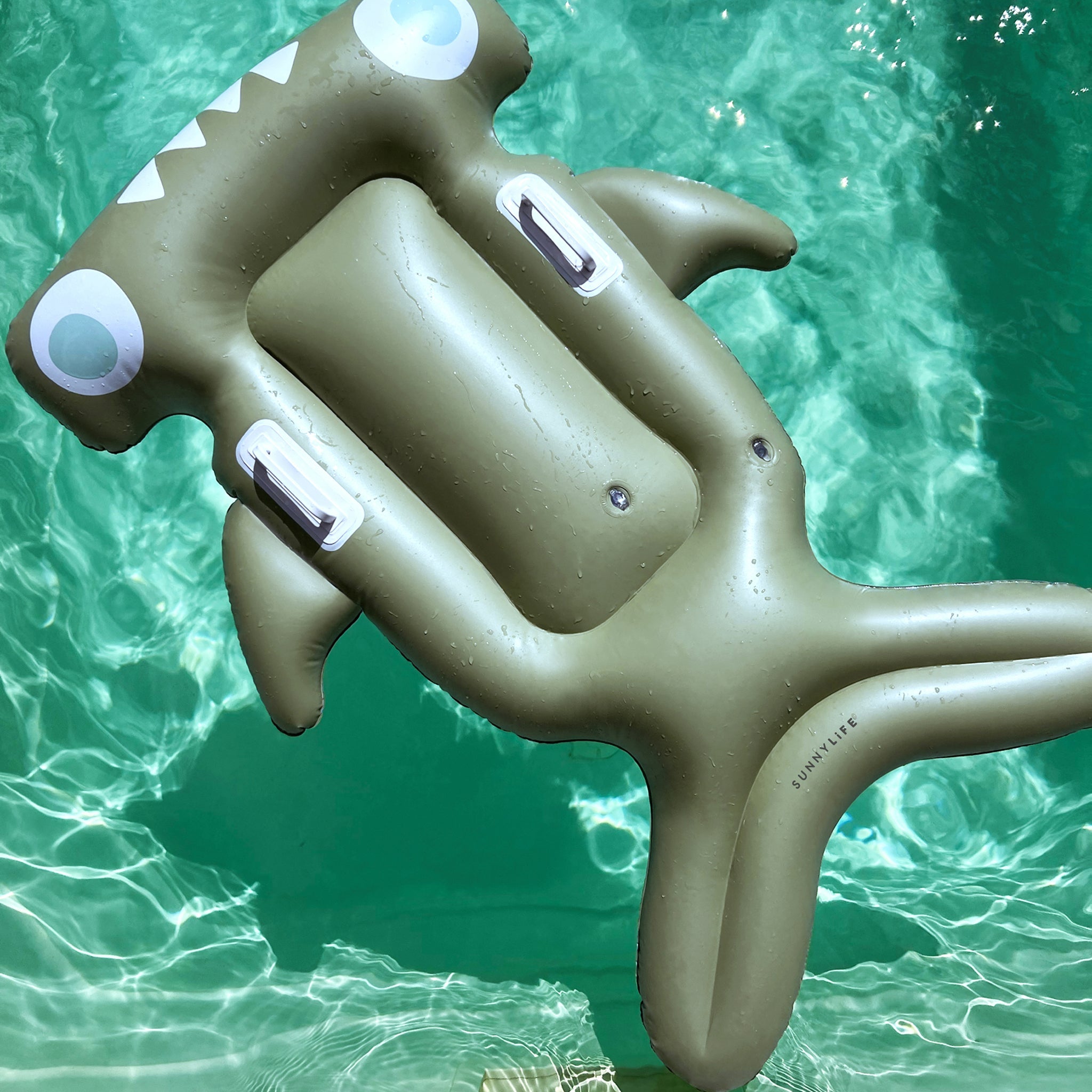 Sunnylife - Salty the Shark Şişme Deniz ve Havuz Çocuk Yatağı