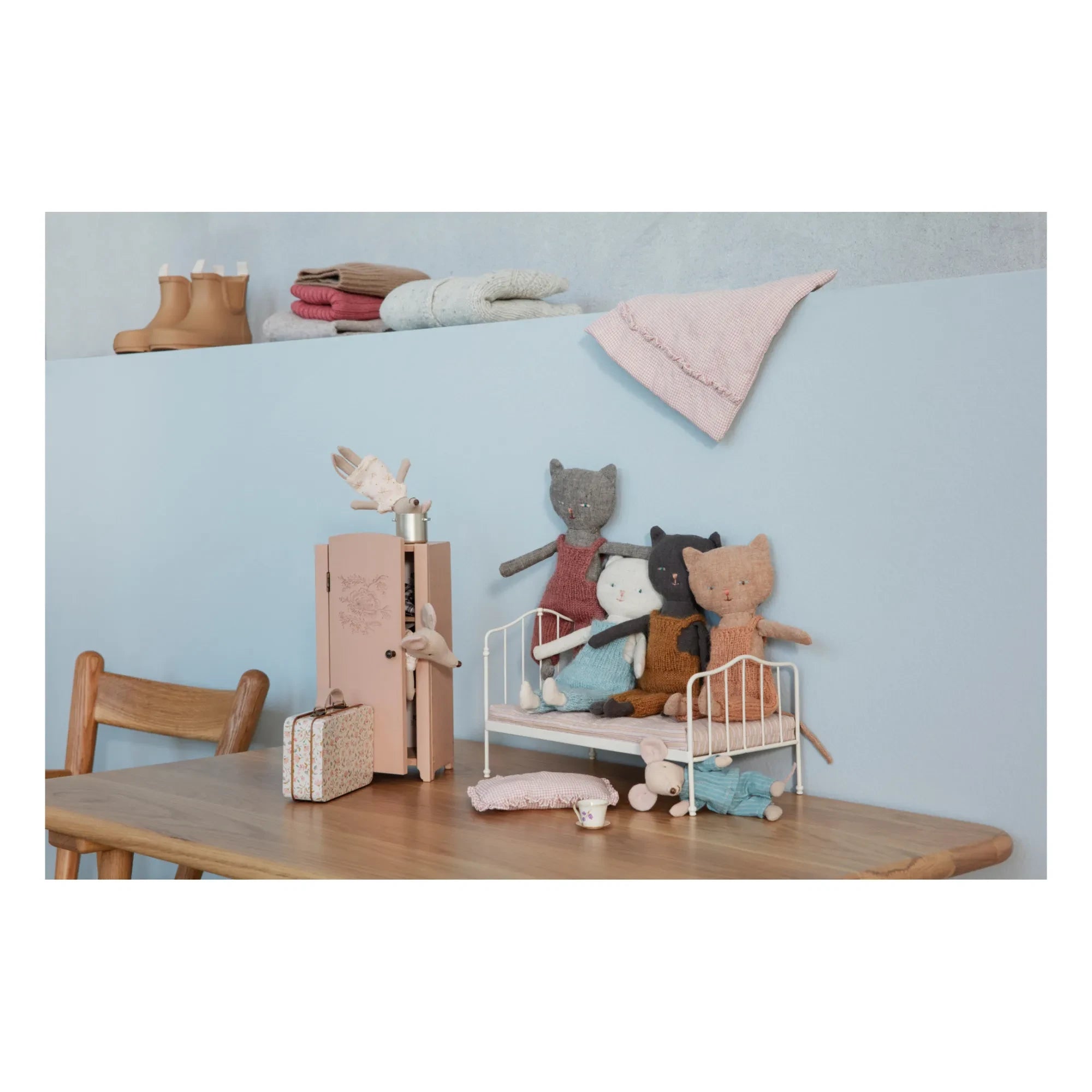 Maileg – Mini Holz Kleiderschrank | Rosa