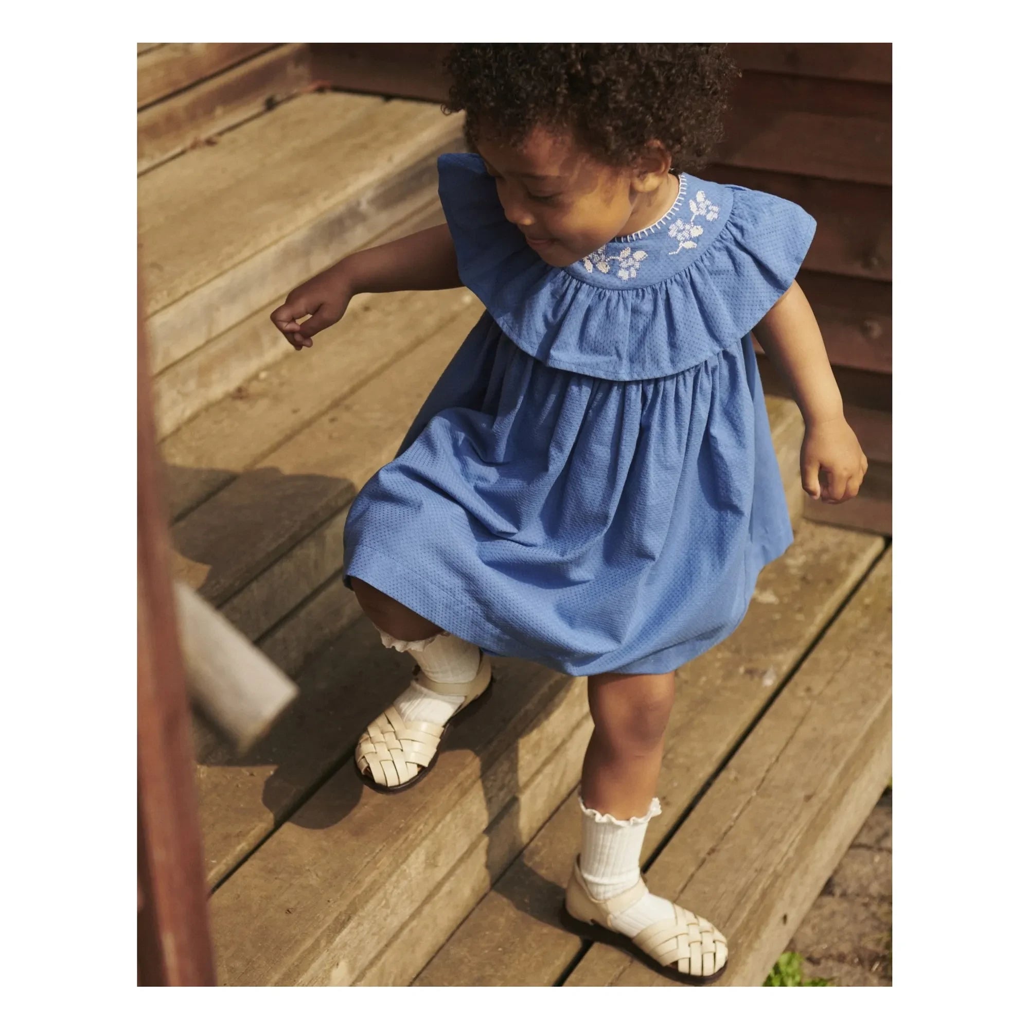 Copenhagen Colors – Besticktes Kragenkleid aus Bio-Baumwolle | Blau