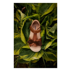 Petit Nord - Çizikli Bow Sandaletler | Konyak