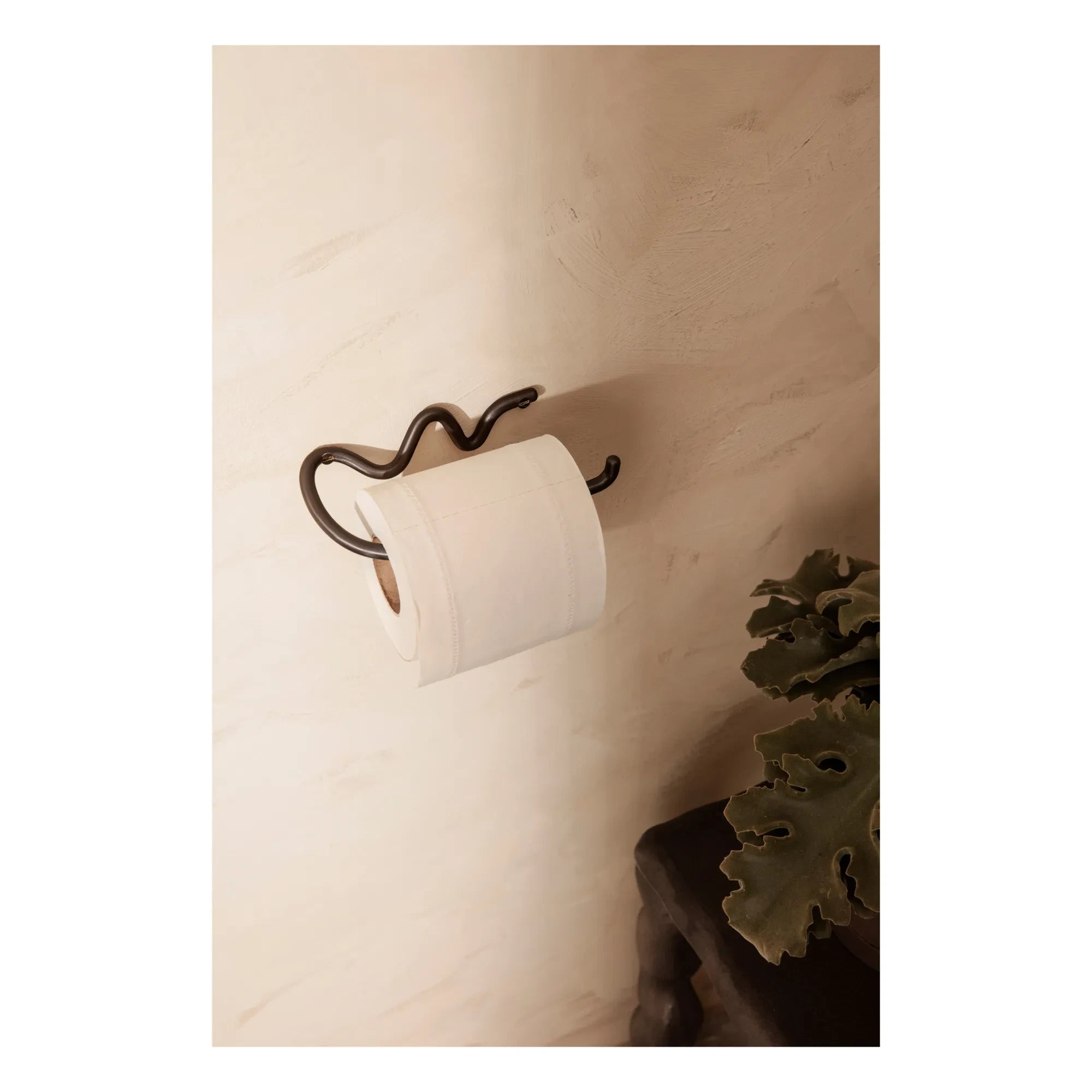 Ferm Living - Curvature Tuvalet Kağıdı Tutucu | Siyah