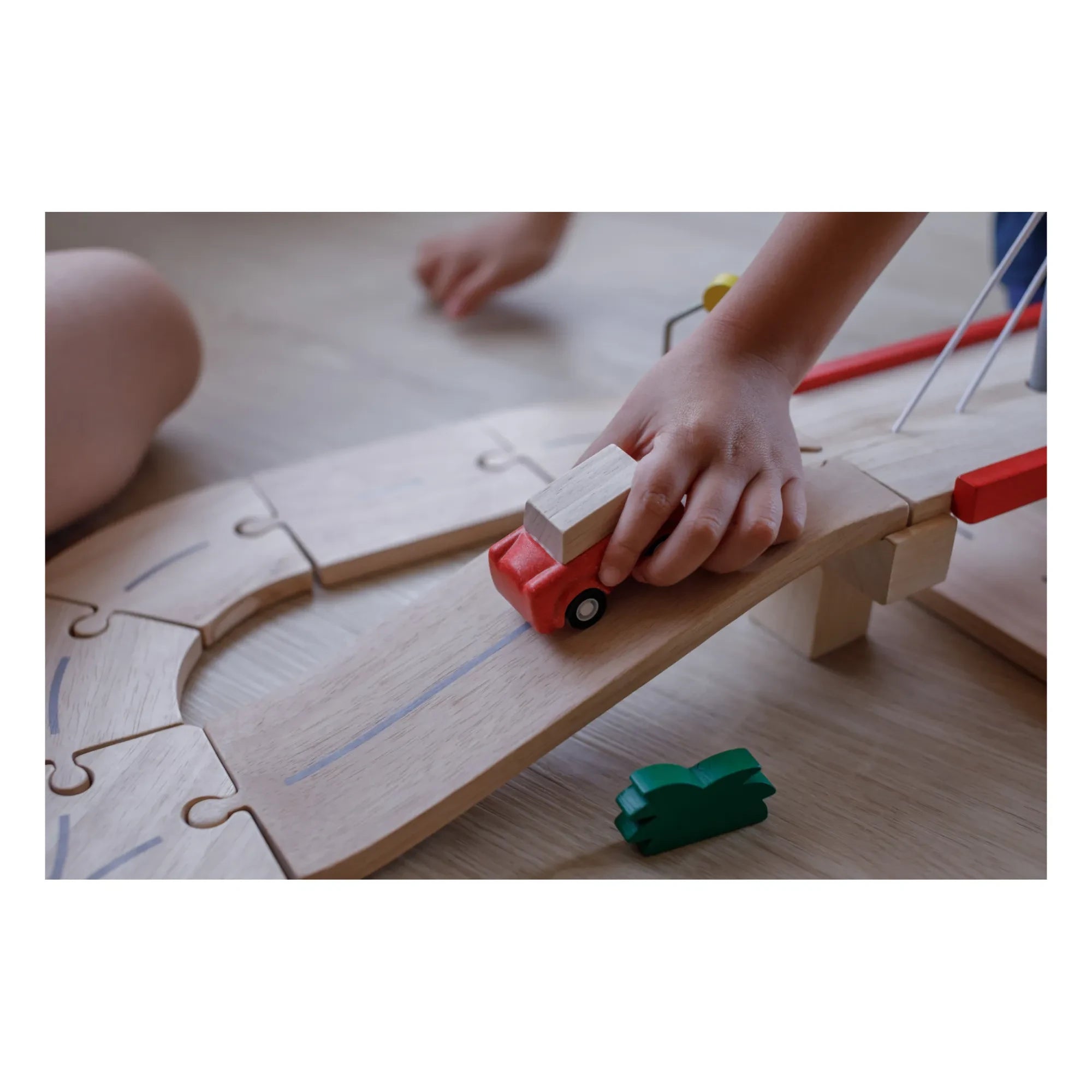 Plan Toys - Ahşap Araba Pisti ve Aksesuarları