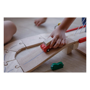 Plan Toys - Ahşap Araba Pisti ve Aksesuarları