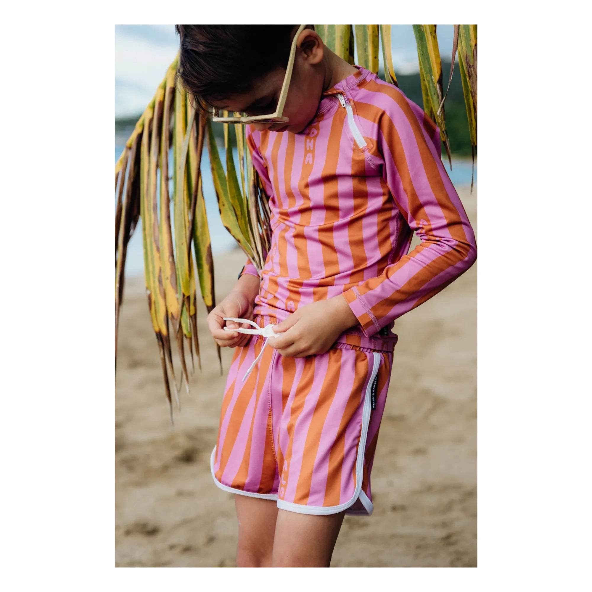 Beach & Bandits - Aloha Stripe Trunk UV-Bade-Shorts aus recycelten Fasern | Rosa