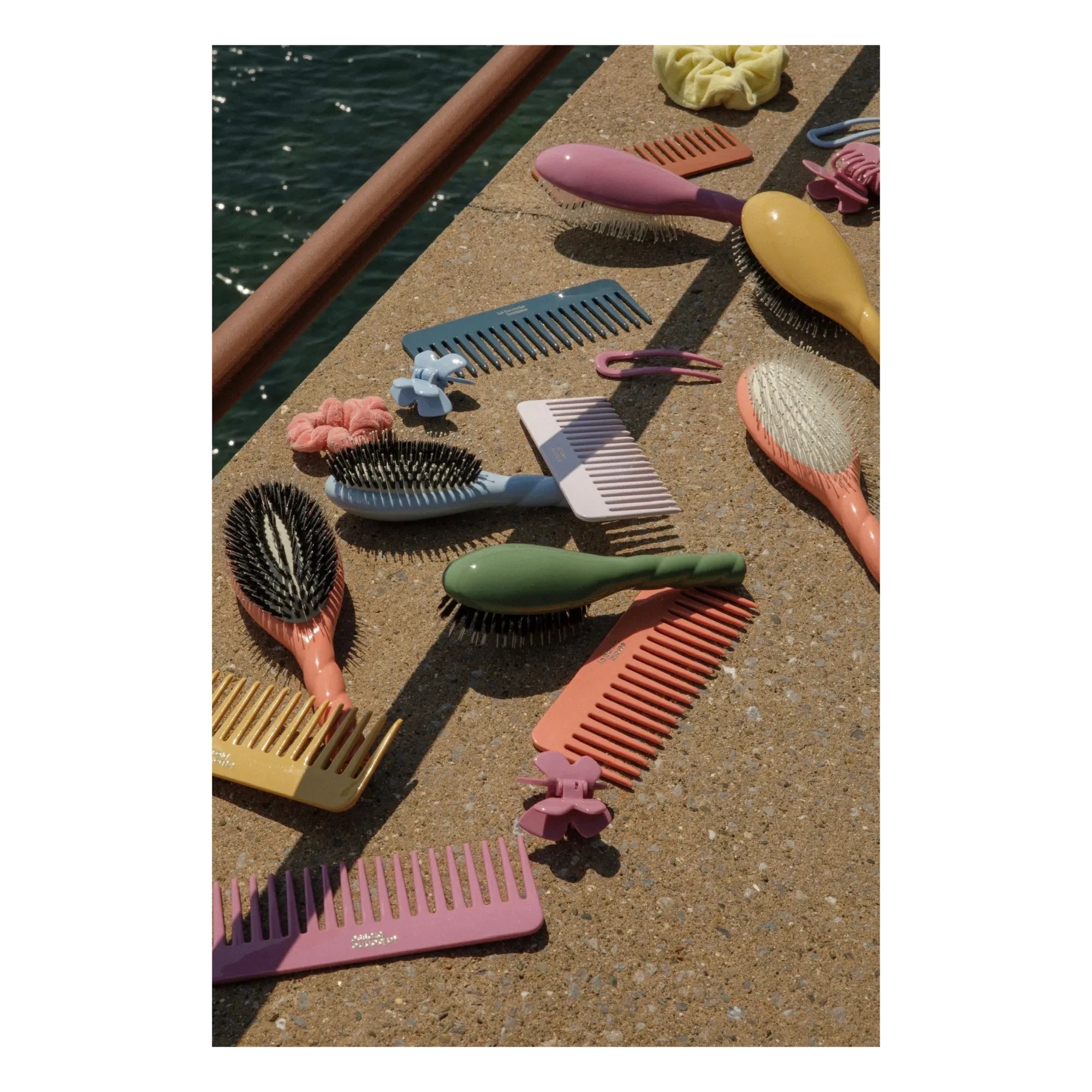 La Bonne Brosse - The Miracle No.4 Hairbrush - Detangling, Exfoliating, and Massaging | Coral
