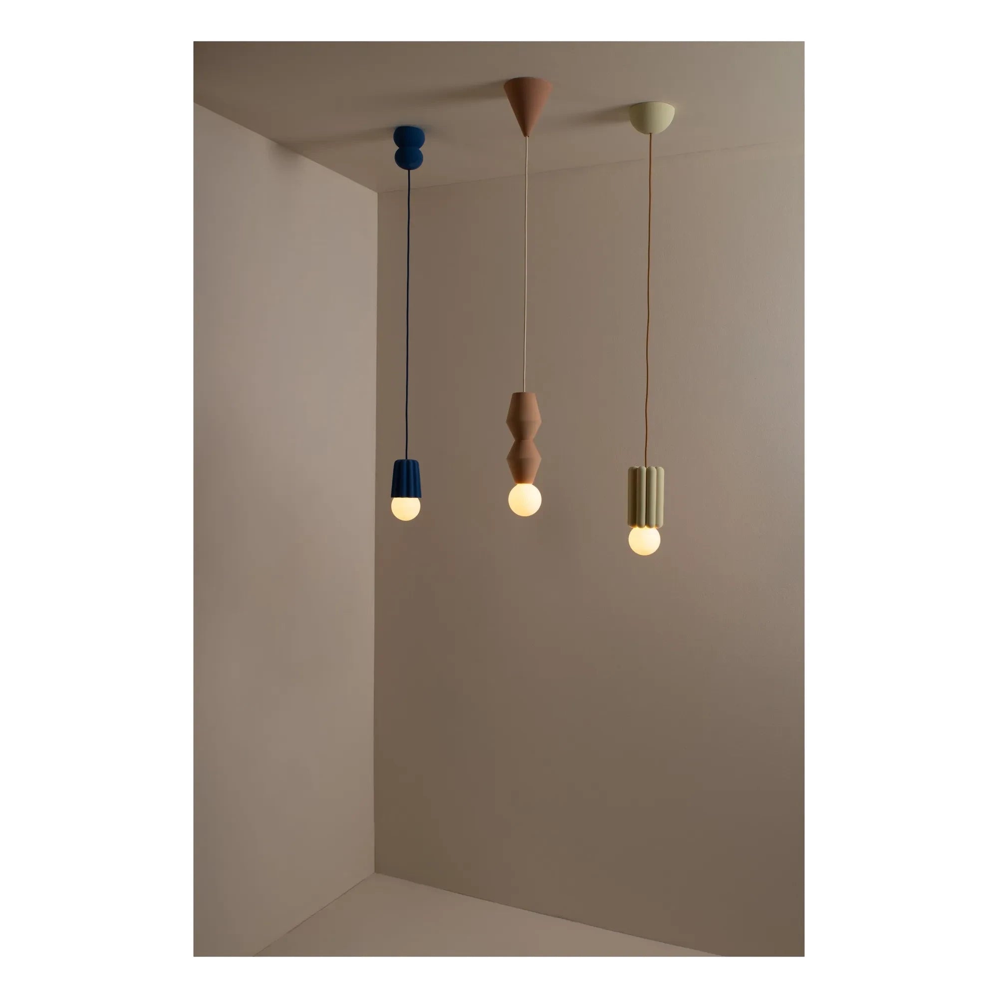 Schneid Studio - Stucco 2 seramik sarkıt lamba | Kahverengi