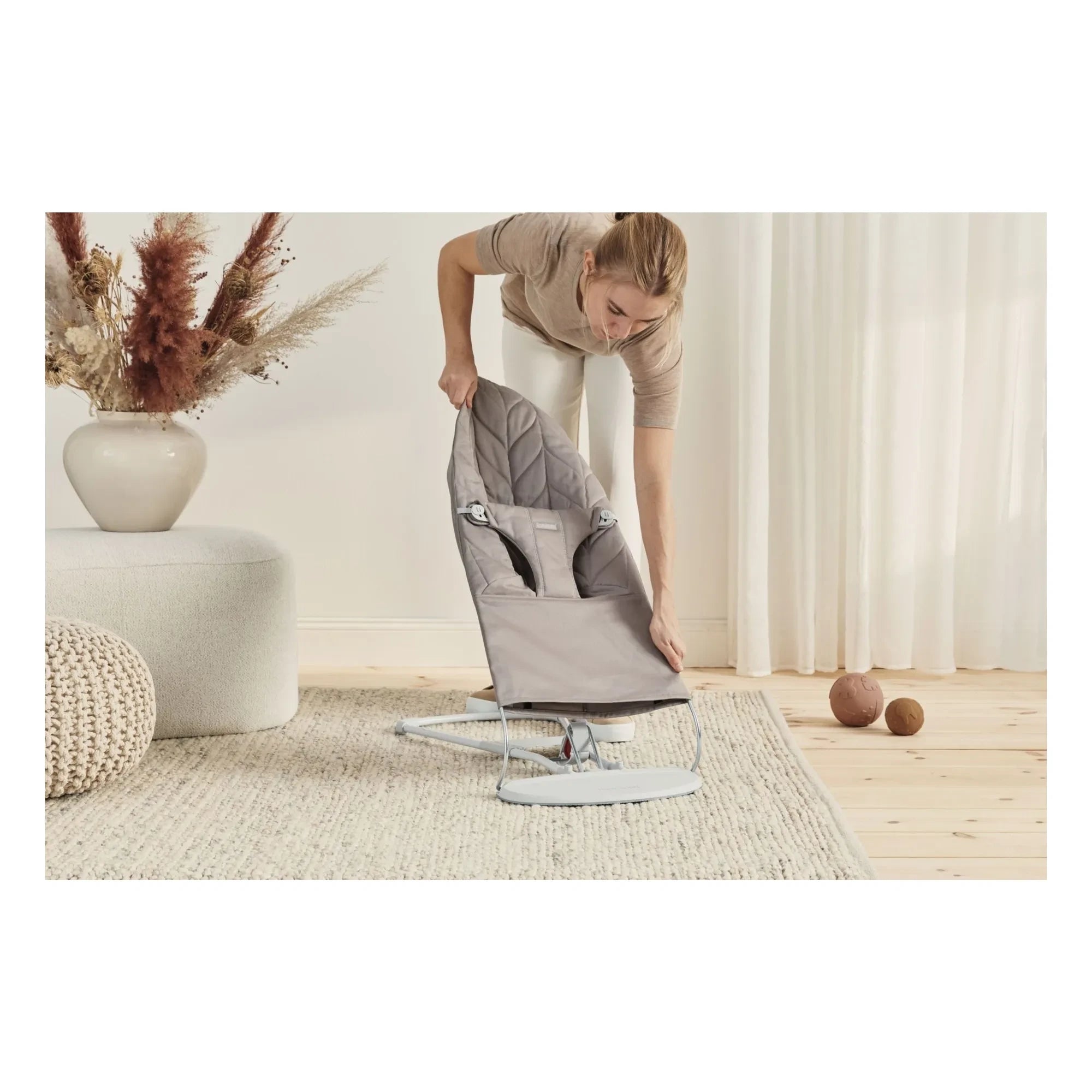BabyBjörn – Bliss Wippe aus gesteppter Baumwolle, Petal | Sand