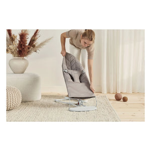 BabyBjörn – Bliss Wippe aus gesteppter Baumwolle, Petal | Sand