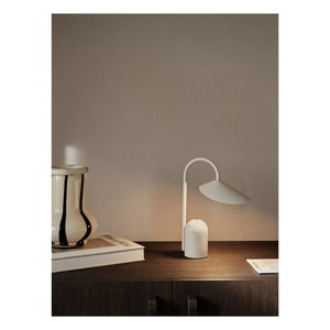 Ferm Living - Arum masa lambası | Bej