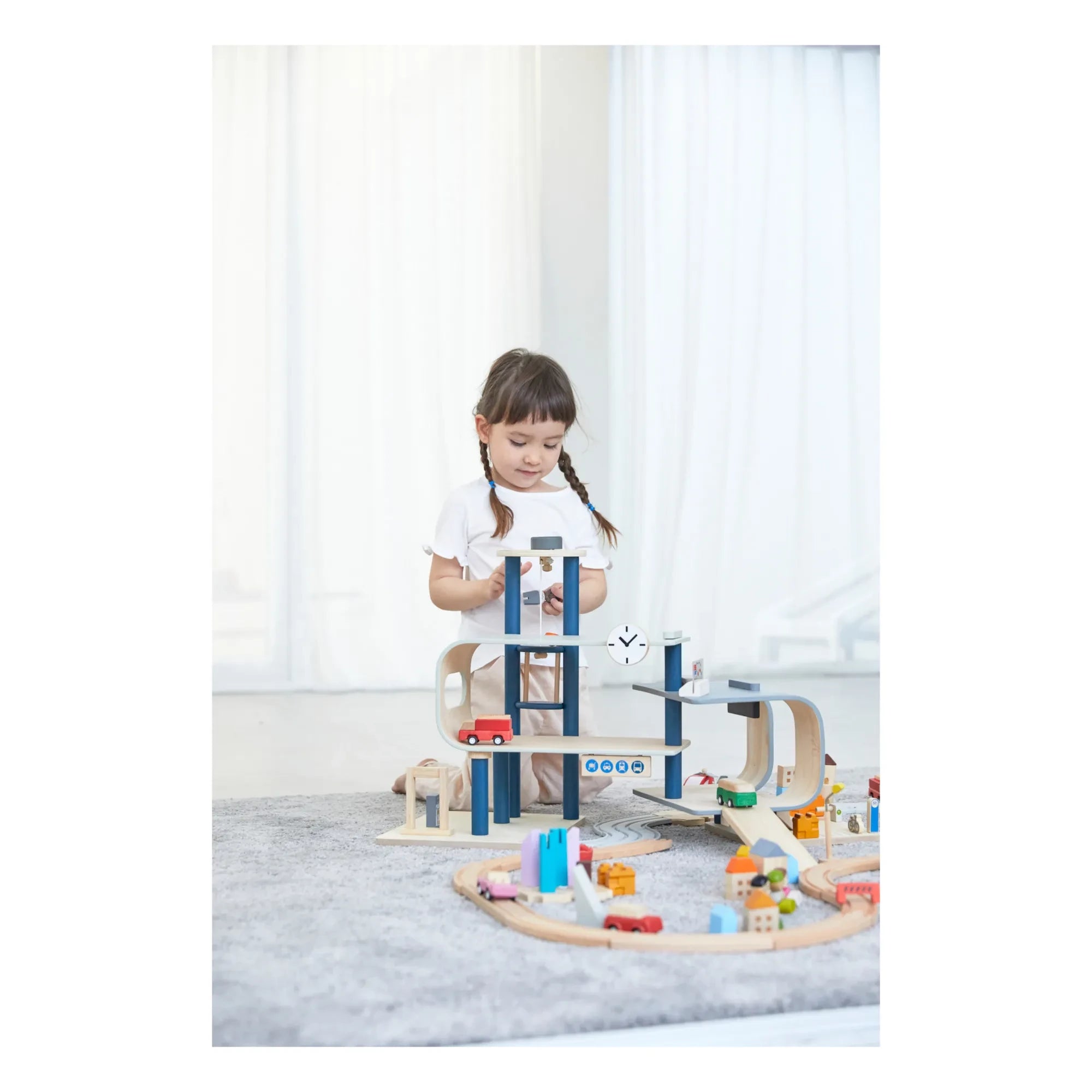 Plan Toys - Holzeisenbahn-Station Spielzeug