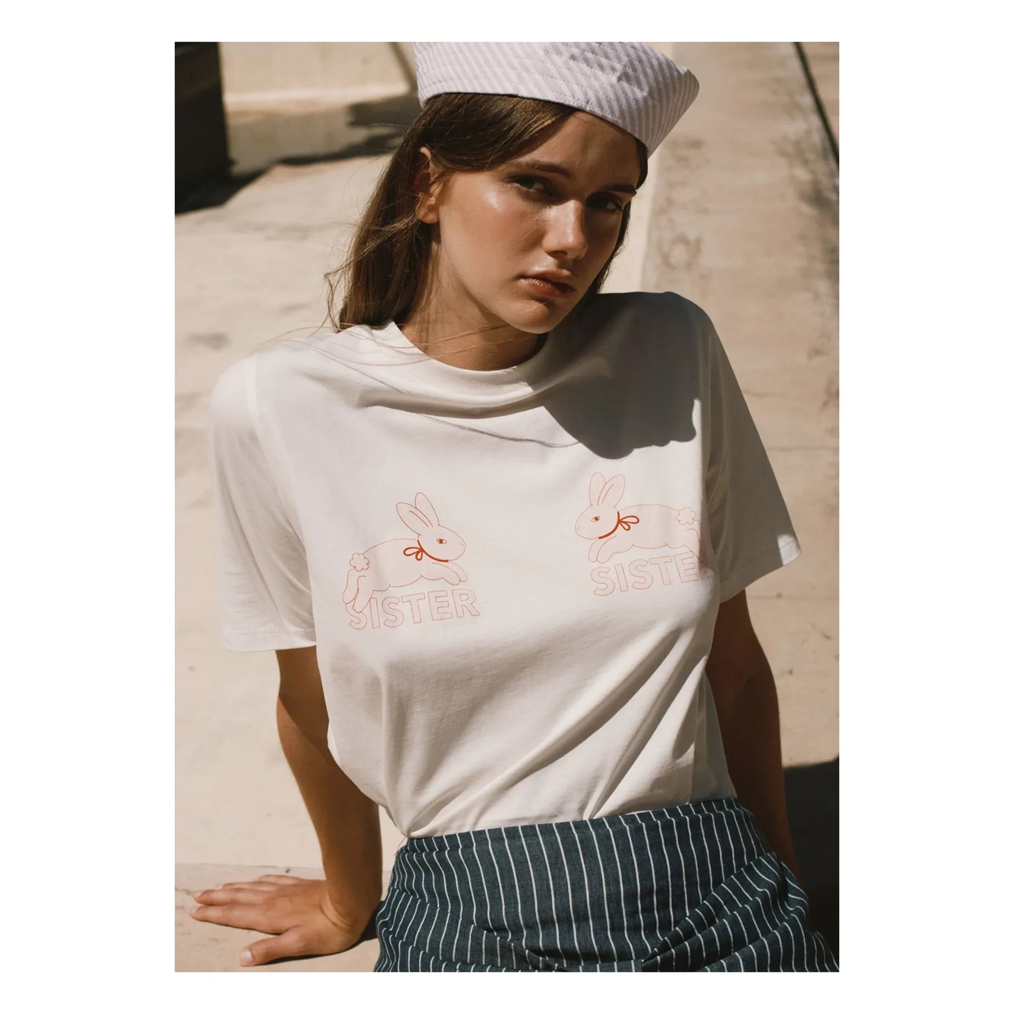 The Tiny Big Sister - Bio-Baumwoll-Hasen-T-Shirt | Gebrochenes Weiß