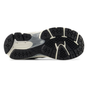 New Balance - Elastic Lace-Up Sneakers 2002 | Medium Grey