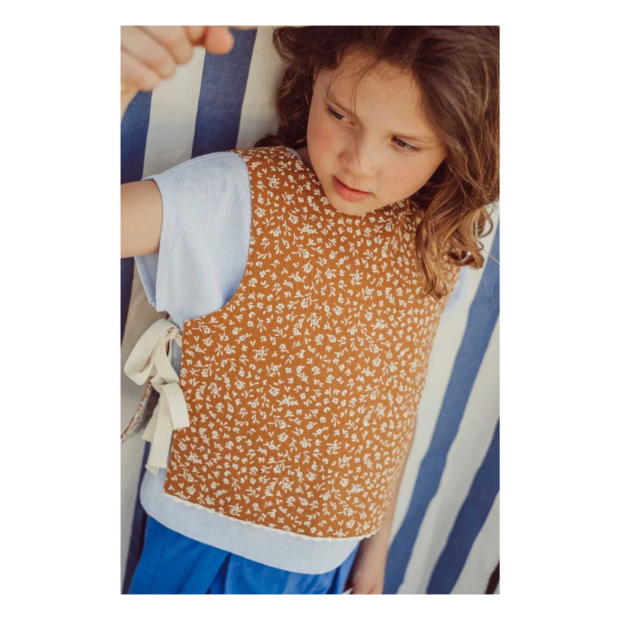 THE LiTTLE POETS - Louise Organic Cotton Reversible Sleeveless Jacket | Caramel