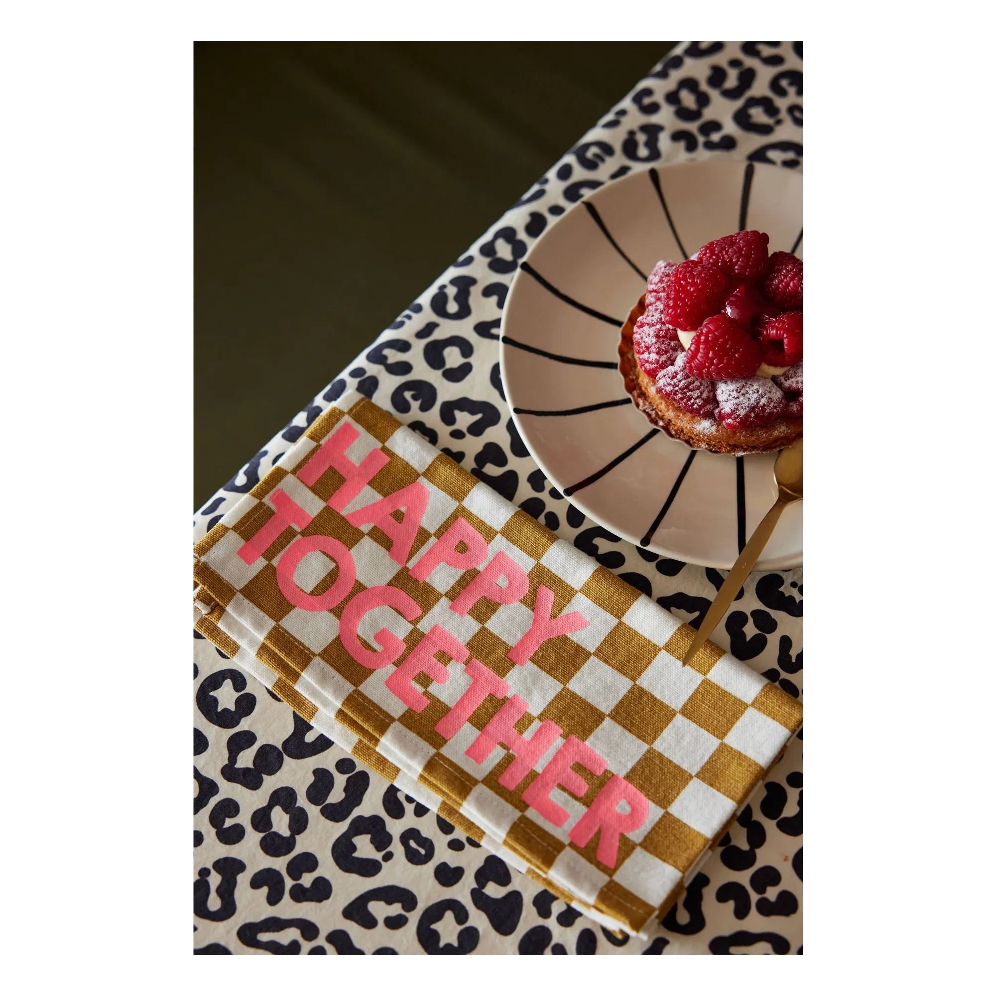 Rose in April - Thelma Graou masa örtüsü | Oatmeal
