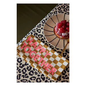 Rose in April - Thelma Graou masa örtüsü | Oatmeal