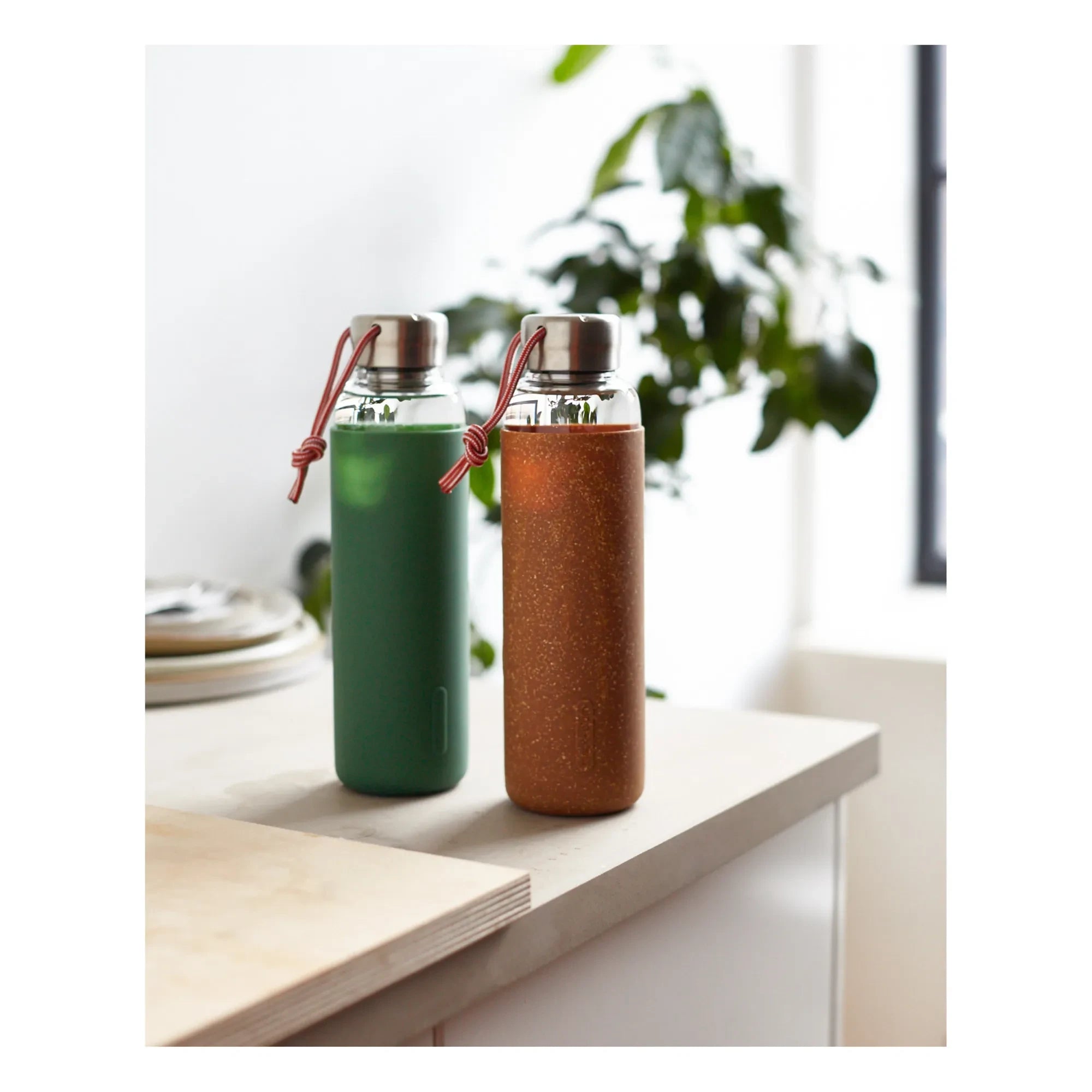 Black + Blum - Borosilikatglas-Wasserflasche - 600 ml | Olive