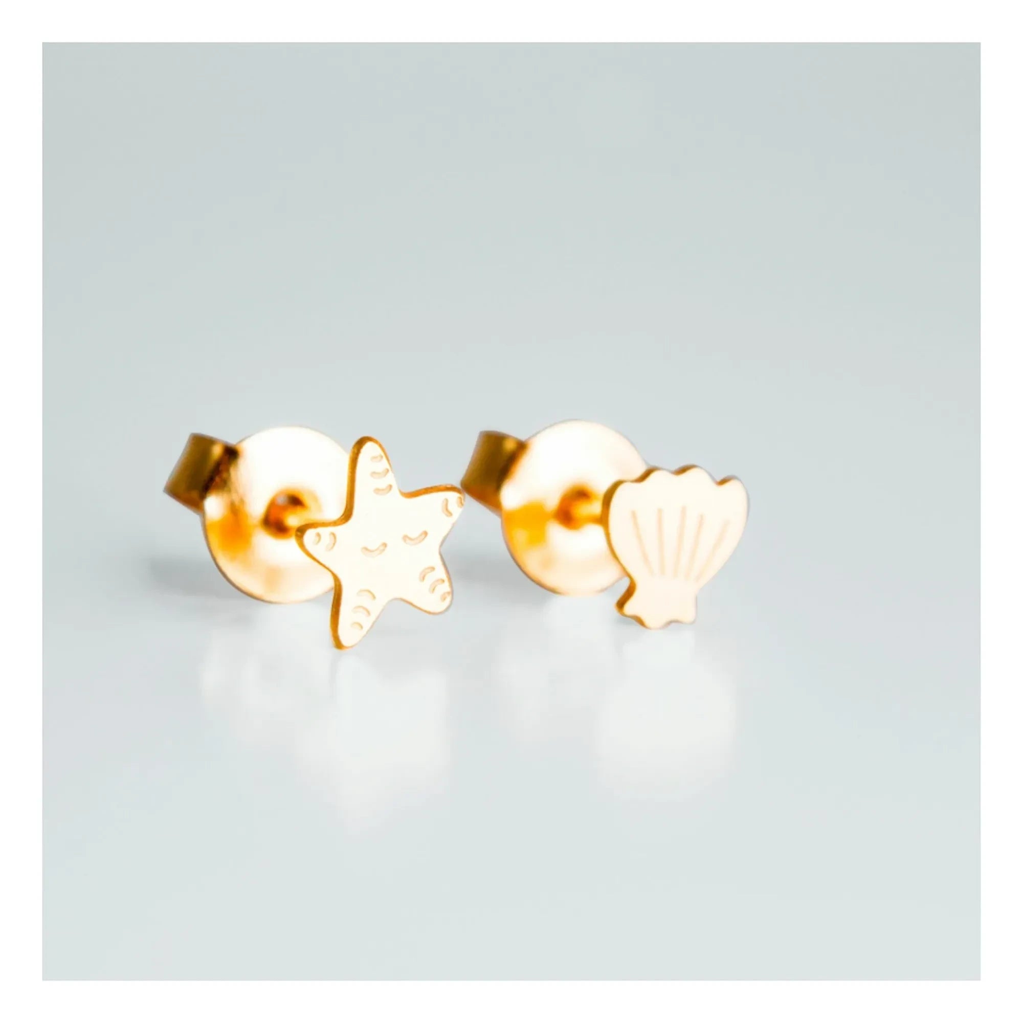 Adorabili - Asymmetrische Muschelohrringe | Gold