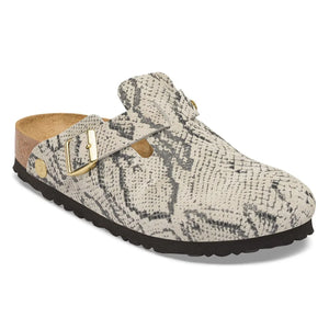 BIRKENSTOCK - قبقاب Boston Rivet بنقشة جلد الأفعى | رمادي فاتح