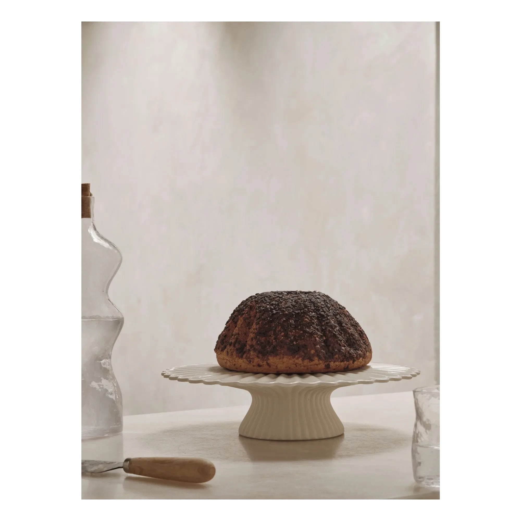 Ferm Living - Spring Keramik-Kuchenständer | Gebrochenes Weiß