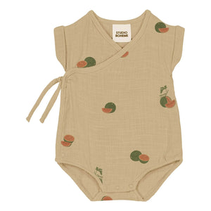 Studio Bohème – Bio-Baumwoll-Kapuzenoverall mit Wolken-Wassermelonen-Muster | Salbeigrün