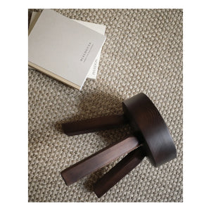 Frama - AML Kiefernhocker | Dunkles Holz