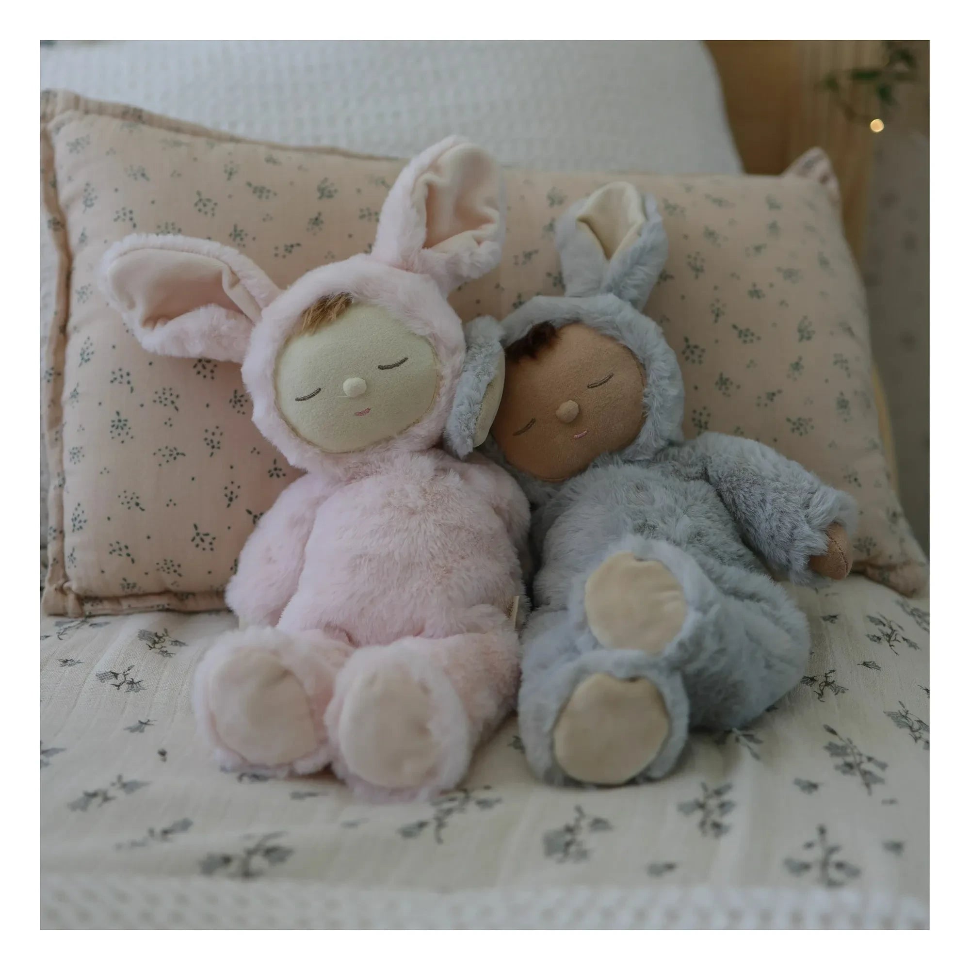Olli Ella - Cozy Dinkum Rabbit müzikli oyuncak bebek | Orta gri