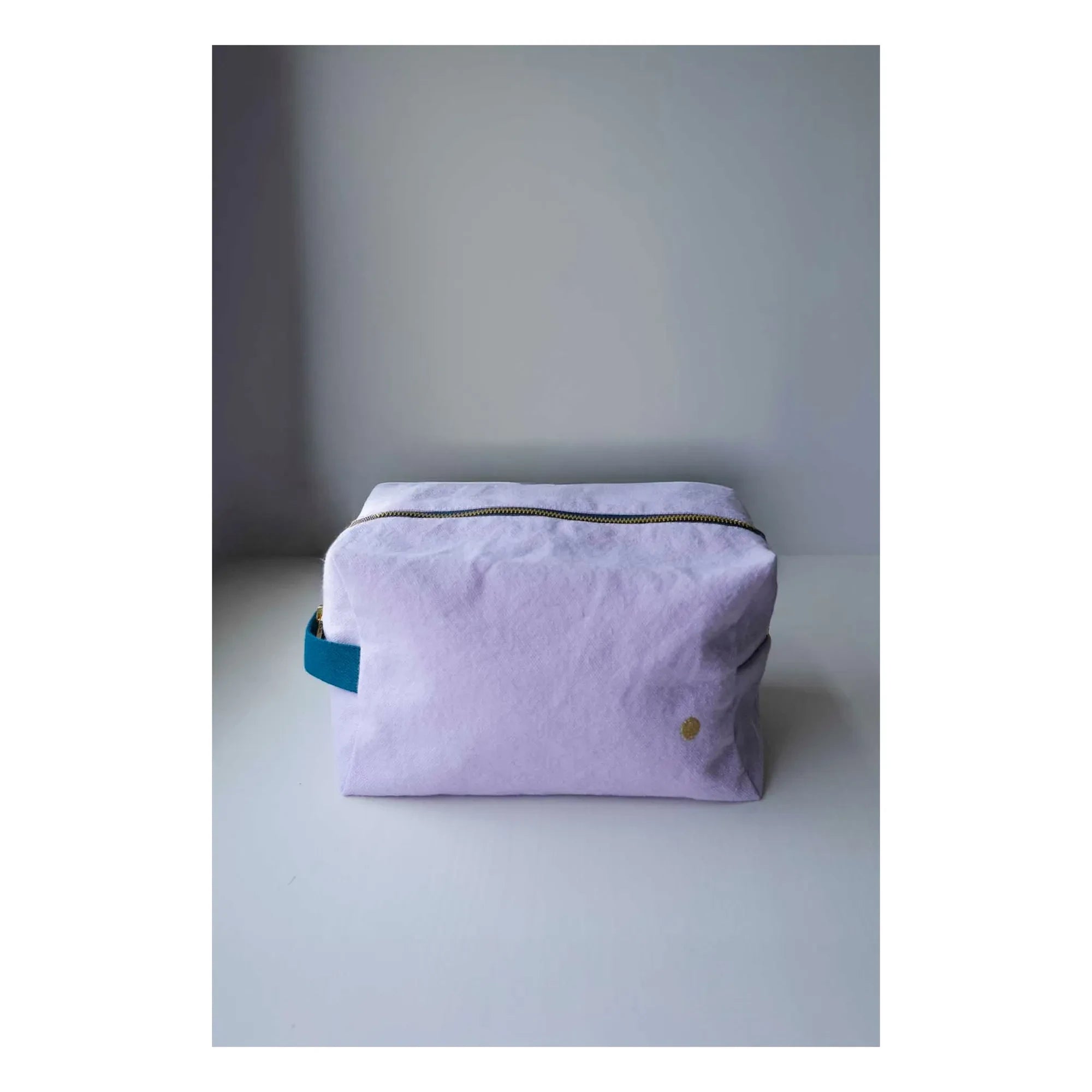 La cerise sur le gâteau - Iona Cube Toiletry Bag | Lilac