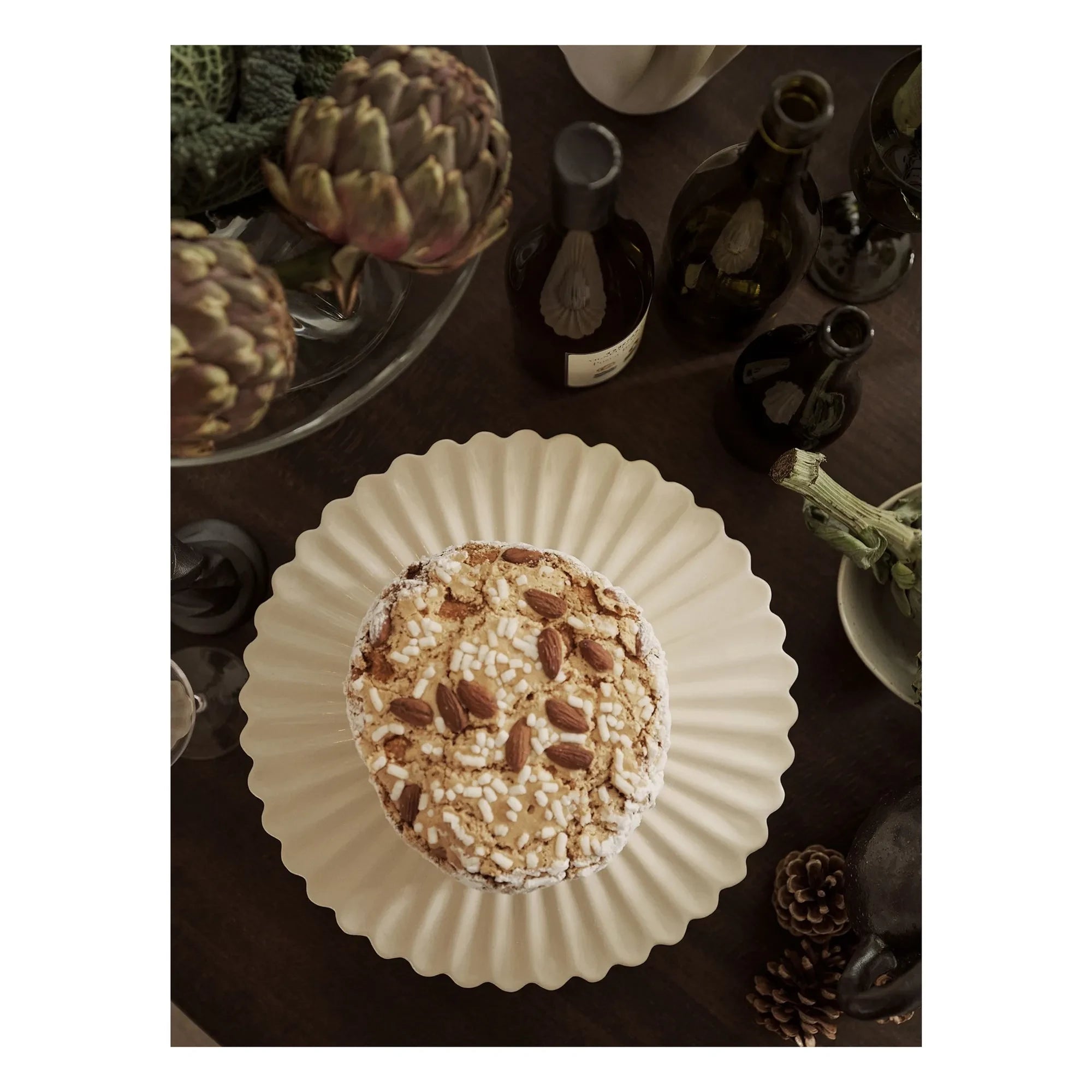 Ferm Living - Spring Keramik-Kuchenständer | Gebrochenes Weiß