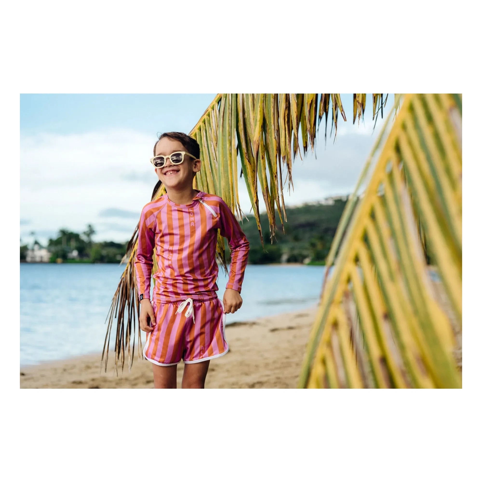 Beach & Bandits - Aloha Stripe Trunk UV-Bade-Shorts aus recycelten Fasern | Rosa
