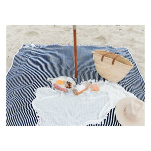 Business & Pleasure Co. – Strandtuch mit Sonnenschirm | Marineblau