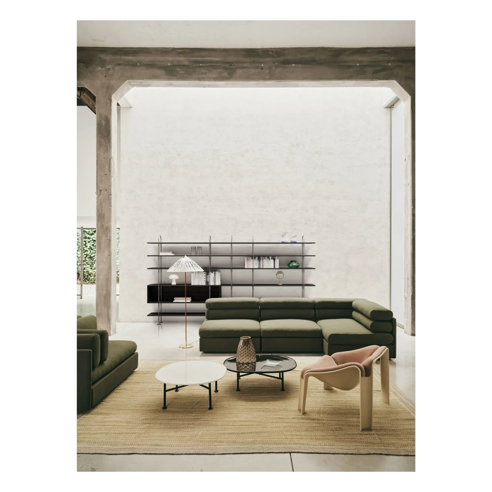 Gubi - Carmel yuvarlak seramik sehpa, OEO Studio | Beyaz