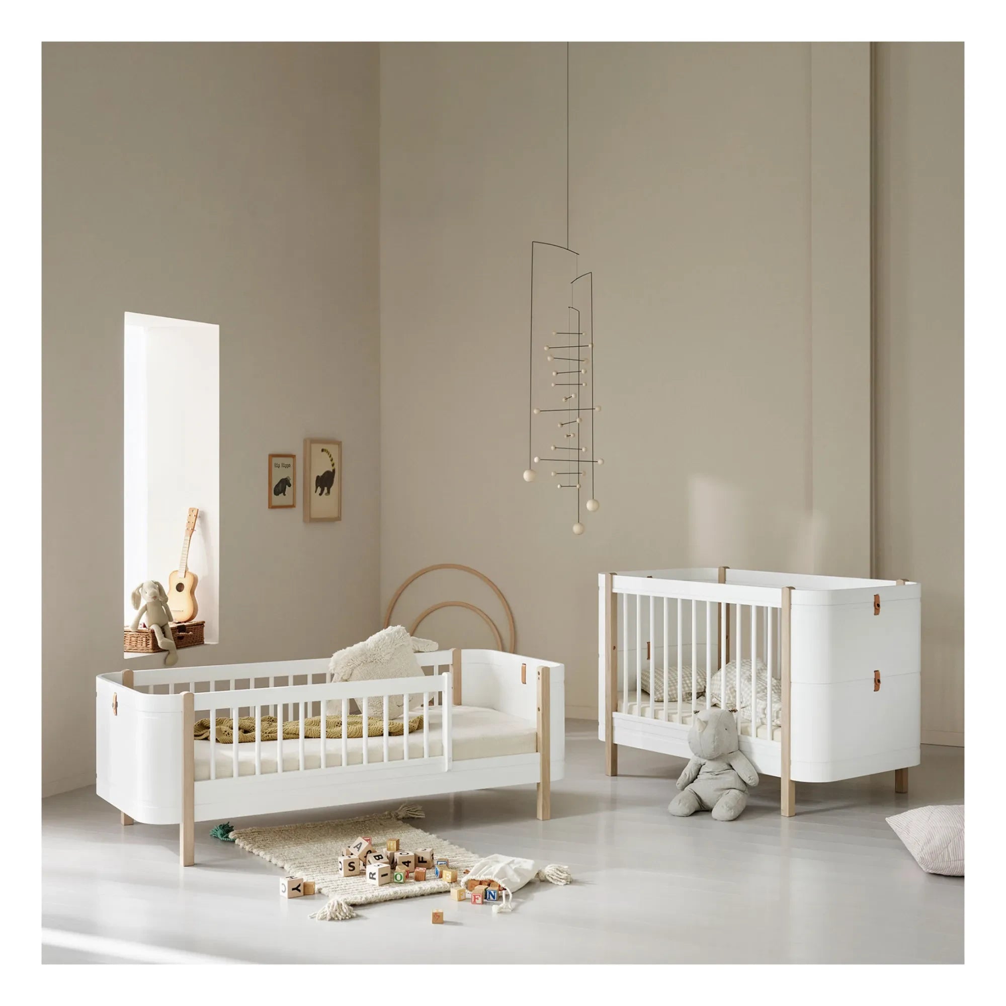 Oliver Furniture - Wood Mini+ طقم تحويل من سرير الأطفال إلى سرير الجونيور | بلوط