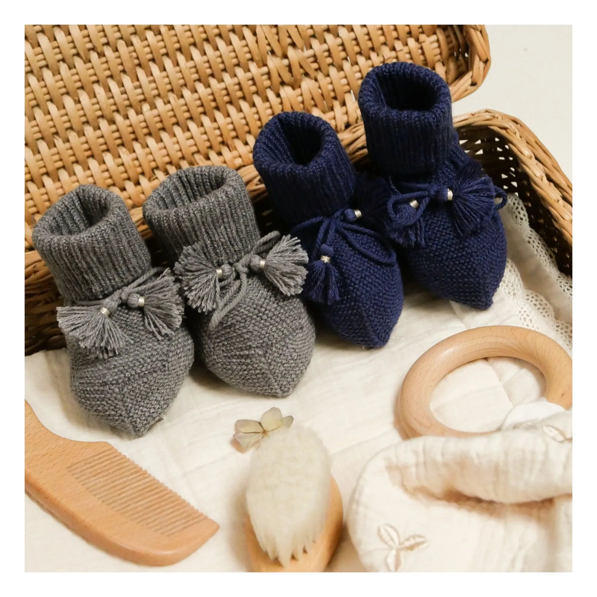 Gentil Coquelicot - Knitted Slippers and Embroidered Pouch | Navy Blue