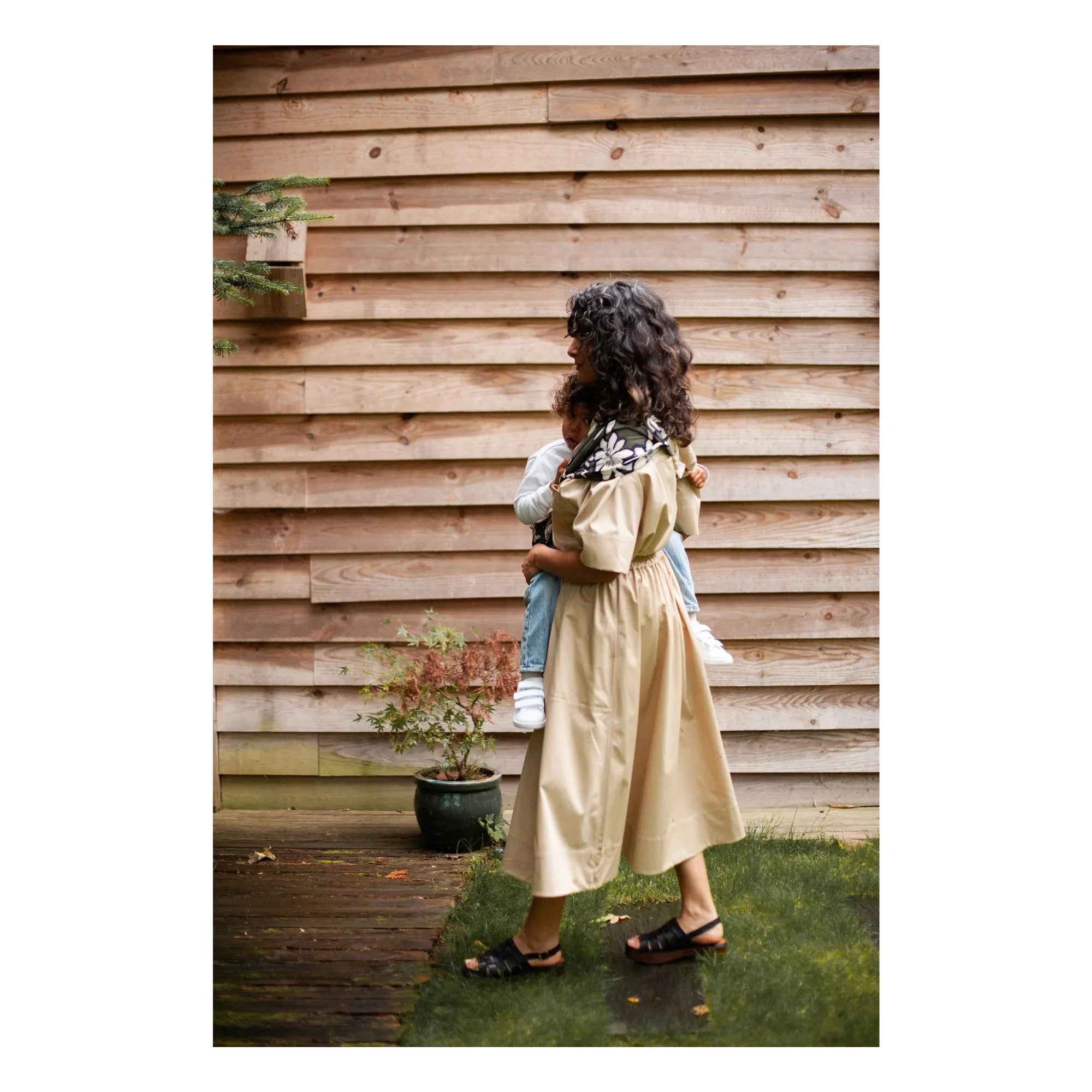 Mama Hangs - Babytrage Carry & Walk | Khaki