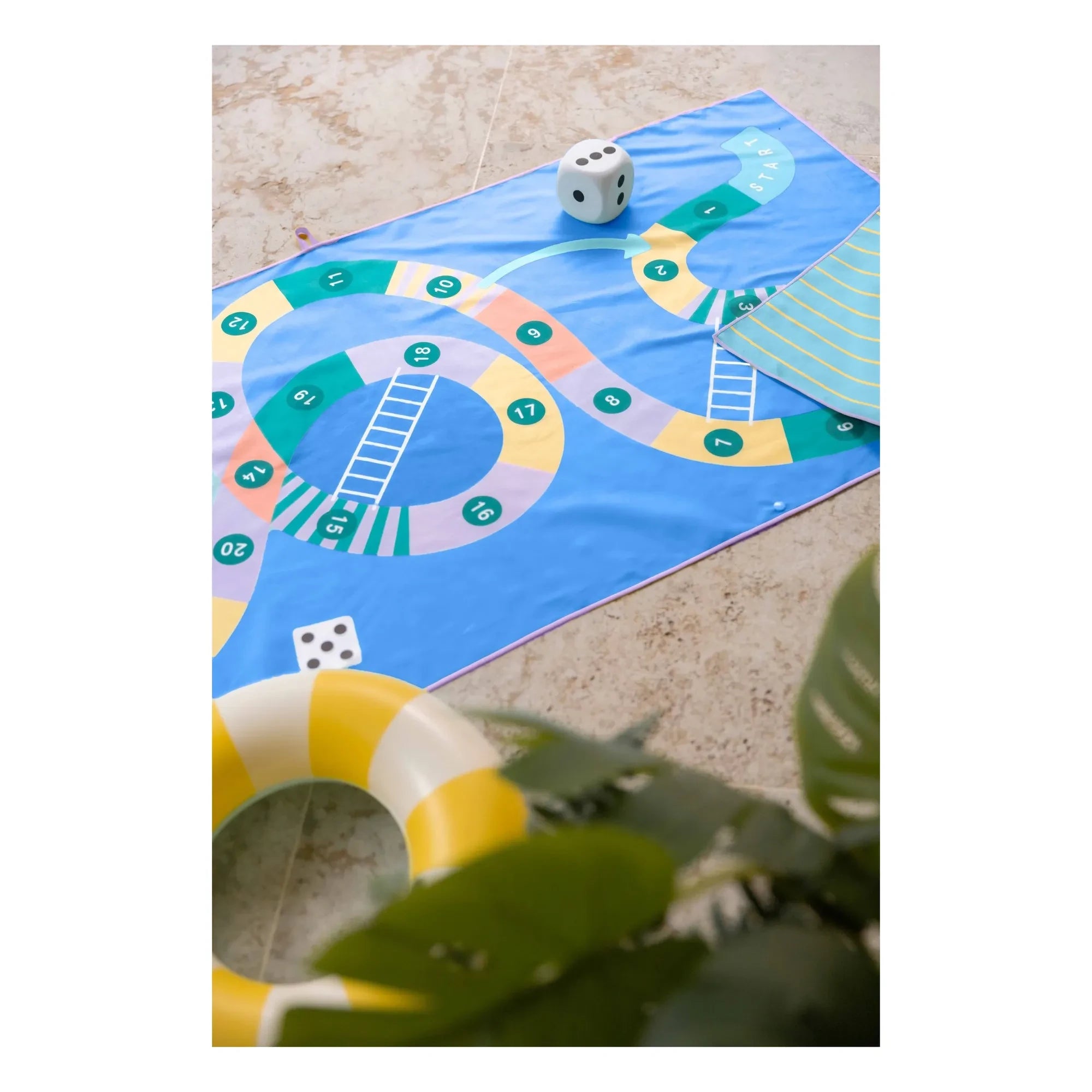 Quut - Echelle et Serpent microfiber beach towel | Blue