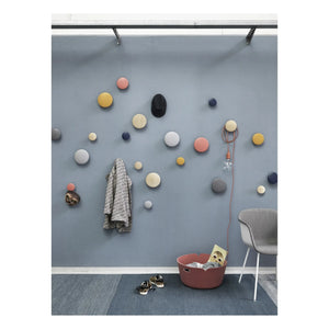 Muuto - The Dots Kleiderhaken aus Eschenholz | Nachtblau