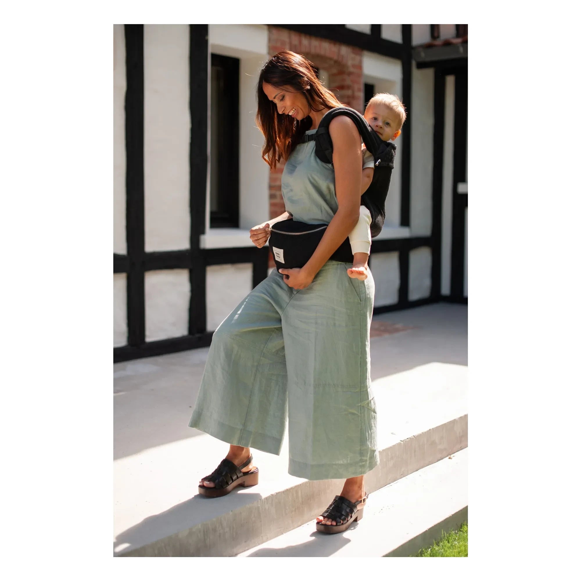 Mama Hangs - Carry & Bloom Babytrage | Schwarz
