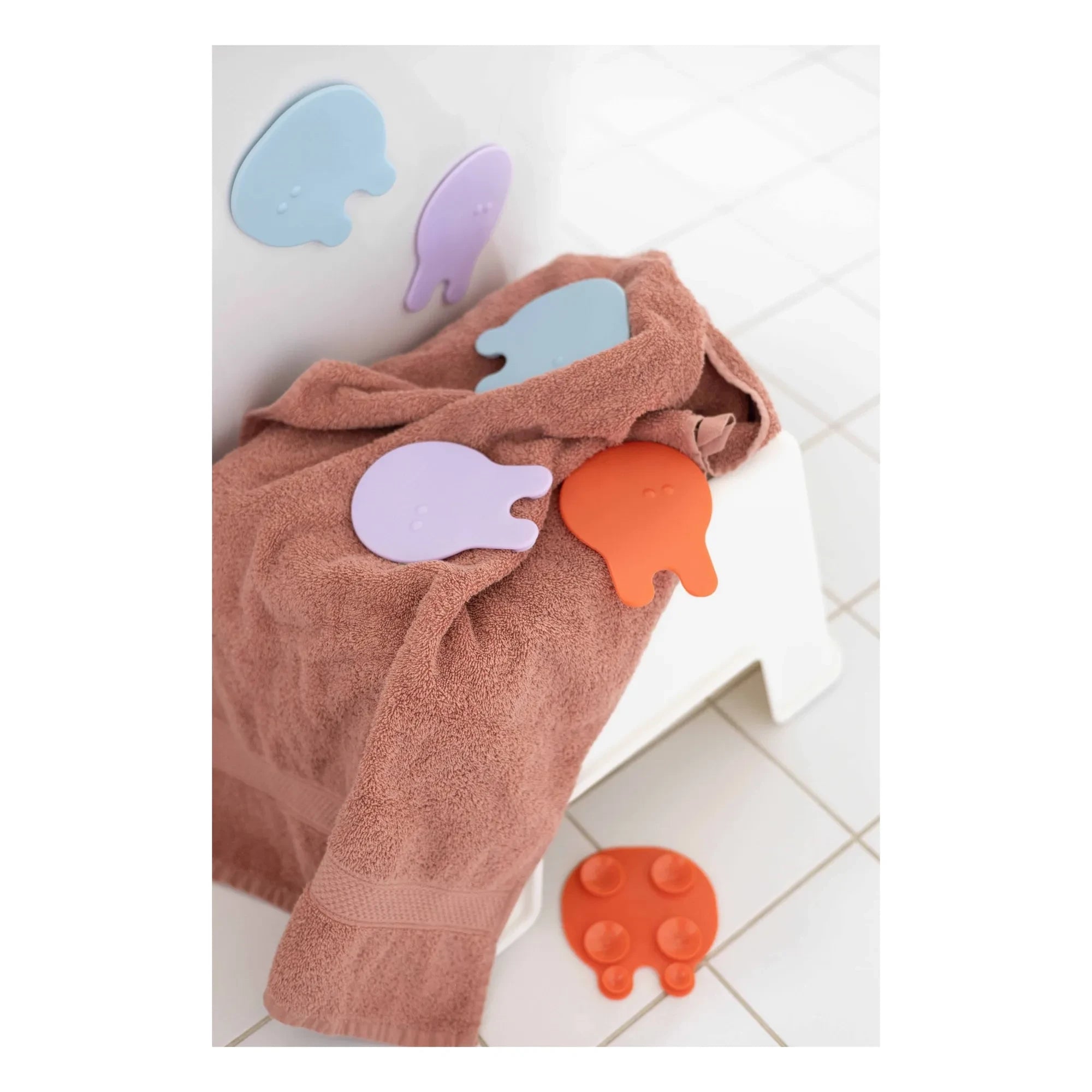 Quut - Grippi Bath Mats - 8-Piece Set | Coral