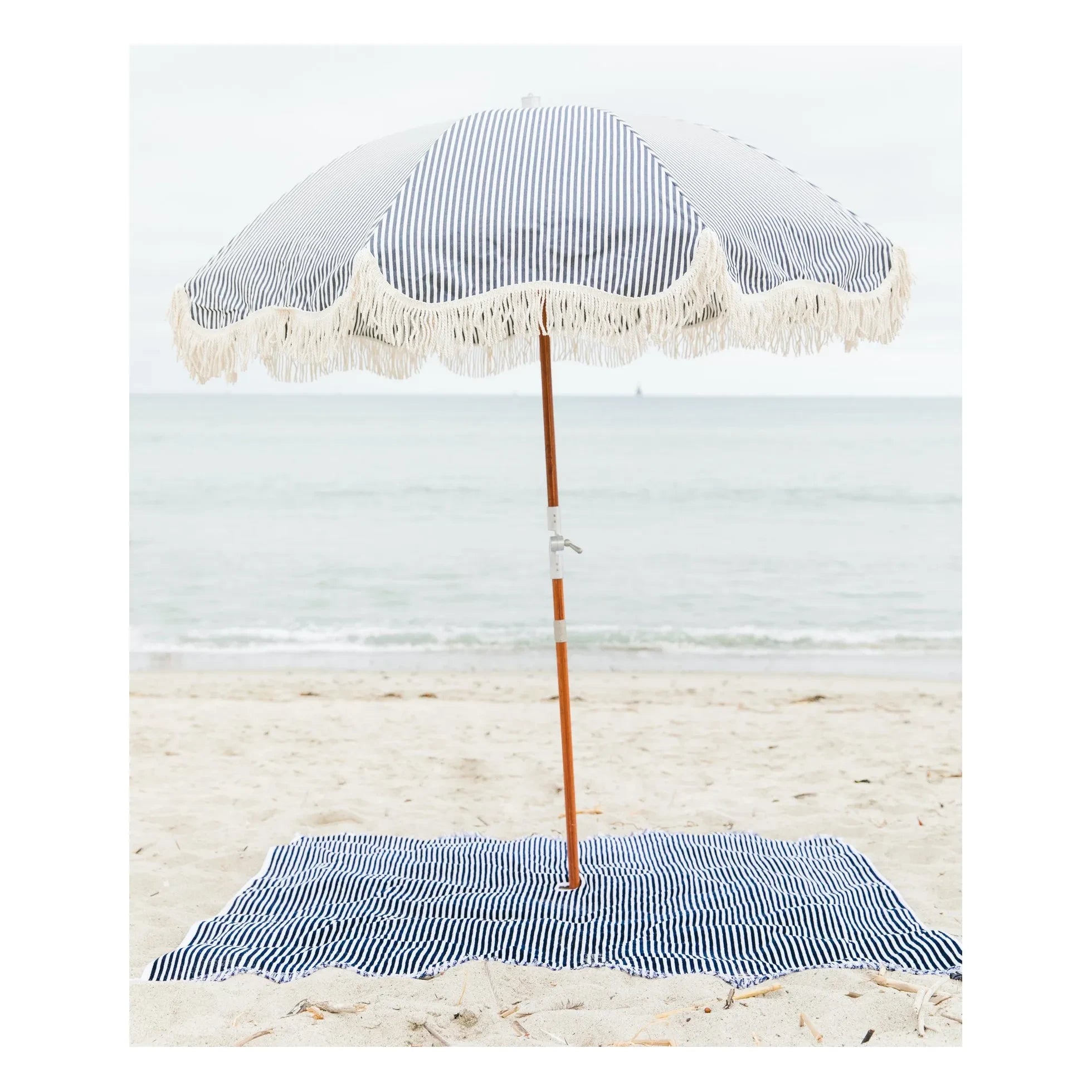 Business & Pleasure Co. – Strandtuch mit Sonnenschirm | Marineblau