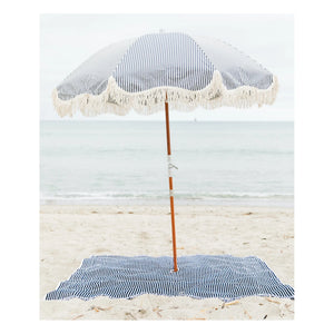 Business & Pleasure Co. – Strandtuch mit Sonnenschirm | Marineblau
